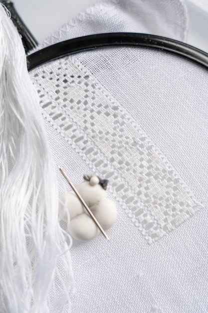 hafty na naturalnym materiale